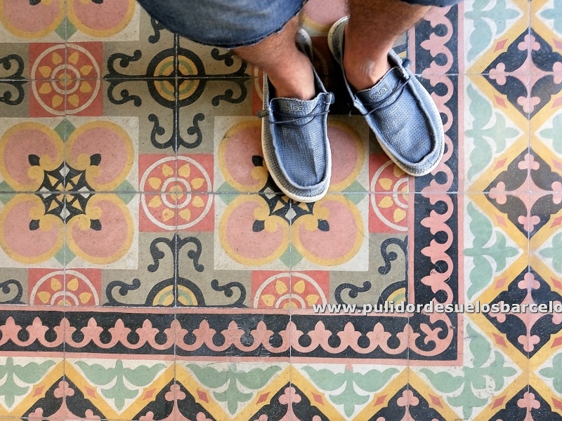 Puede confiar en nuestra larga trayectoria y contratar un profesional&nbsp;pulidor de suelos&nbsp;para lijar, pulir, rejuntar, rebajar o&nbsp;abrillantar su suelo de mosaico antiguo o nuevo. Ofrecemos el mejor tratamiento personalizado de&nbsp;limpieza...