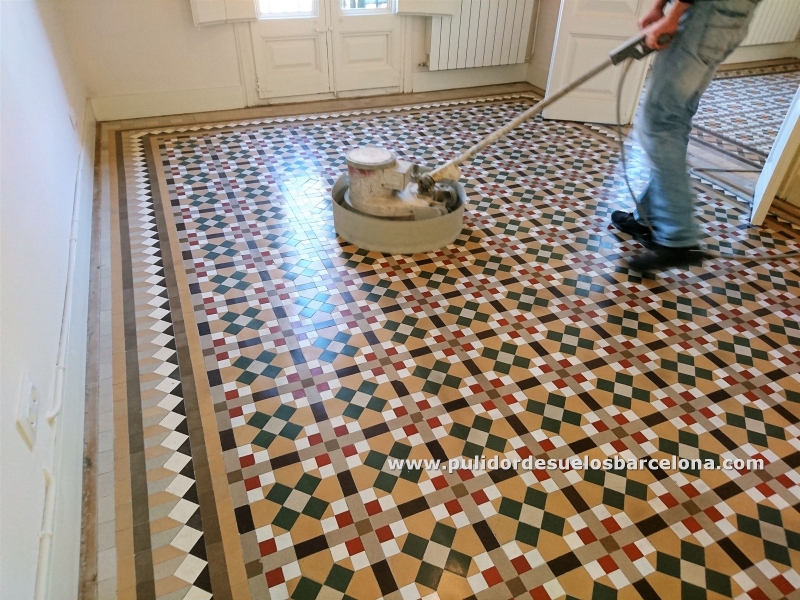Restauramos y pulimos pavimentos de mosaico cerámico Nolla en Barcelona y provincia de Girona y Tarragona. Abrillantamos superficies de mosaico y baldosa hidráulica. Desinfección de suelos anti virus y bacterias.