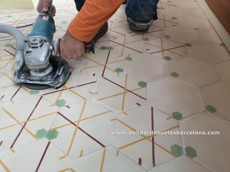 Pulido de suelo de mosaico en vivienda de Barcelona. Trabajo de quitar mancha de aceite y vino en suelo con manchas y rayas.
