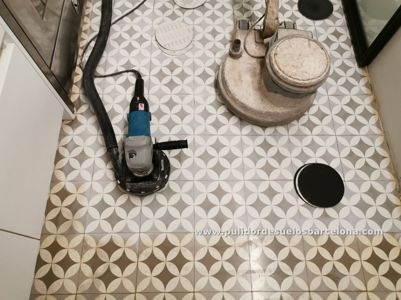 Pulido de suelos de mosaico hidráulico, lijado, pulido y abrillantado de pisos y locales para sacar manchas producidas por cera, vino y aceite. Corregir desniveles entre baldosas nuevas o viejas.