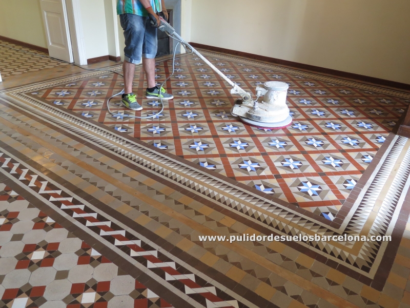 Pulido de suelos de mosaico, mármol, barro cocido, piedra y terrazo en Barcelona, Hospitalet, y Badalona. Abrillantado y rejuntado de suelos de mosaico hidráulico y mosaico Nolla. Trabajamos en Hospitalet de Llobregat.