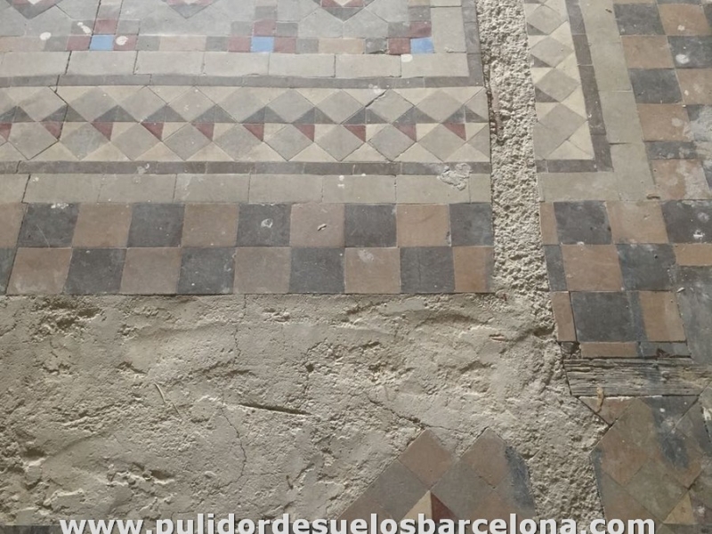 Somos especialistas en restaurar baldosas en suelos:&nbsp;pulido, abrillantado y restauración de mosaico Nolla. Técnicos en colocación de mosaico antiguo, disponemos de&nbsp;catálogos de mosaico Nolla. Sistema propio de pulido para&nbsp;como limpiar suelos antiguos interiores&nbsp;o exteriores.&nbsp;