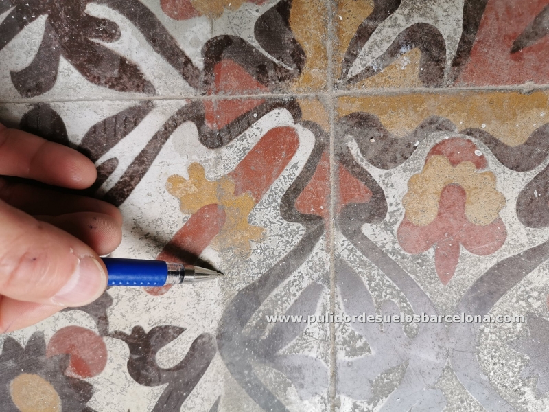 Si sus suelos de mosaico, terrazo o mármol están sucios y a pesar de las técnicas de limpieza siguen igual de rugosos y con mal aspecto&nbsp;sin duda debe contar con nosotros. Soluciones a cómo limpiar suelos antiguos de mosaico, cerámica y hormigón en interiores o exteriores. Somos especialistas en el pulido...