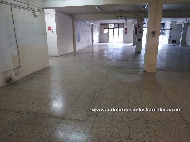 Servico de pulido de suelos de terrazo muy sucio con manchas en Barcelona. Precio a consultar T.932320042 Sr. Alejandro Rodríguez Rebaje, pulido y abrillantado de mármoles y terrazos muy rugosos.