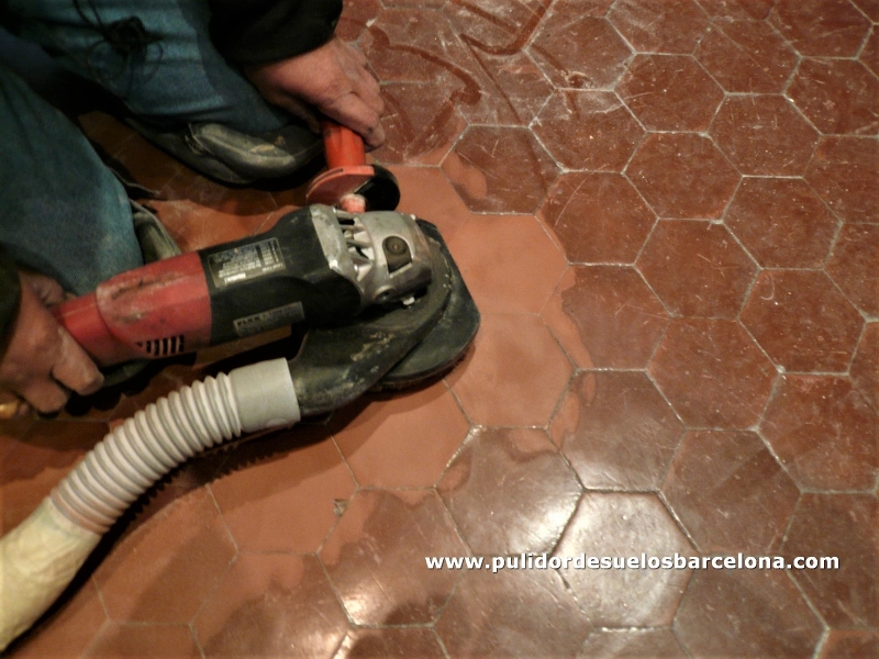 Somos especialistas en el&nbsp;pulido, encerado y protección de pavimentos porosos. Sistema propio de pulido para&nbsp;como limpiar suelos antiguos&nbsp;de Gres en interiores o exteriores. Pulidores de suelos en Barcelona y Hospitalet.