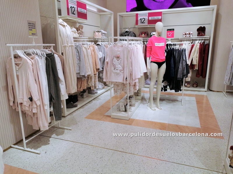 Reparación, pulido y abrillantado de pavimentos de mármol y terrazo. Sistema propio de pulido sin polvo. Pulir suelo en vivienda de Barcelona y Girona. Pulido de encimeras de mármol Travertino y Blanco Macael.