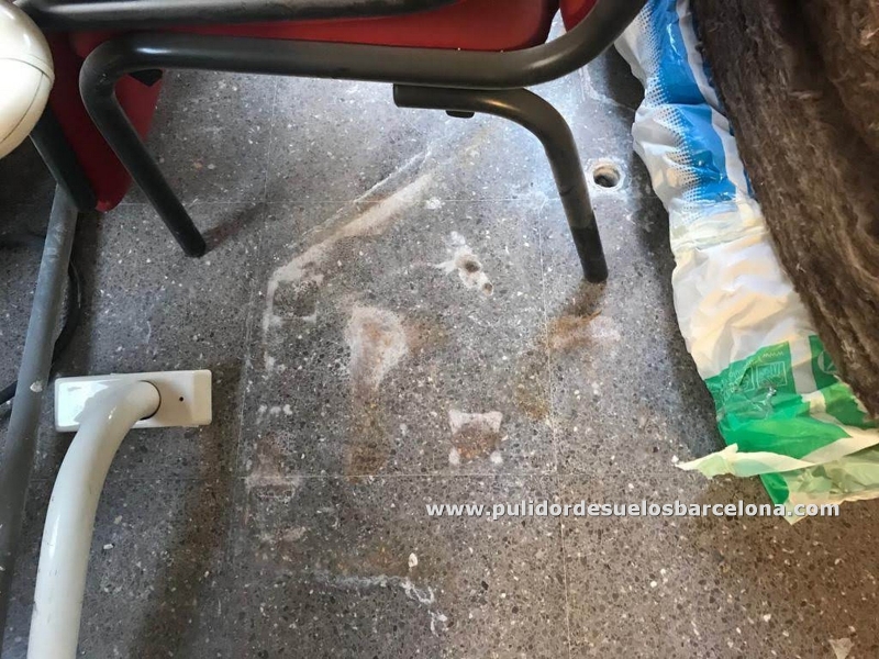 Reparamos agujeros del terrazo con masillas coloreadas y áridos especiales para suelos. Pulido y reparación de terrazo y mármol en&nbsp;Barcelona, Hospitalet de Llobregat, Badalona, Terrasa, Sabadell, Mataró, Santa coloma de Gramanet, Sant Cugat del Vallès, Cornella de Llobregat,Sant Boi de Llobregat, Rubí, Manresa, Vilanueva i la Geltrú, Viladecans, Castelldefels, El Prat de Llobregat, Granollers, Cerdanyola del Vallés, Mollet del Vallès, y Gavá.